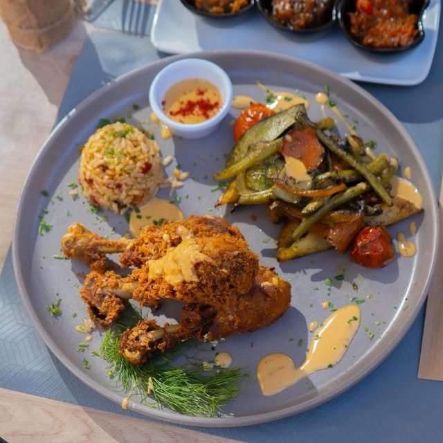 Cuisse de poulet rôtie, riz et légumes sautés, Chama Resto