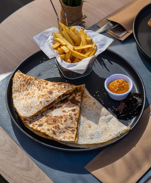 Quesadilla au poulet et frites maison, Chama Resto Essaouira